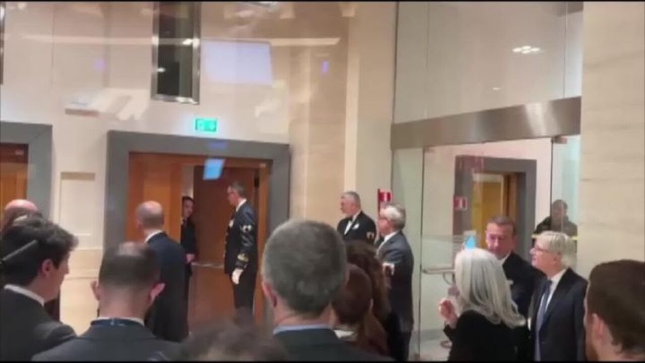 Meloni arriva alla conferenza stampa di inizio anno