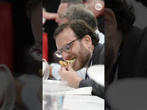 Pizza experts show off dough-slinging skills at world's largest pizza expo