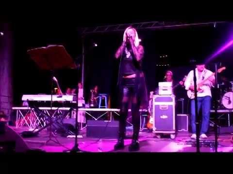 SARA LA PORTA _ No Woman No Cry _in villa