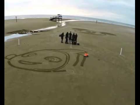 #видео | Робот от Disney рисует гигантские узоры на песке. Фото.