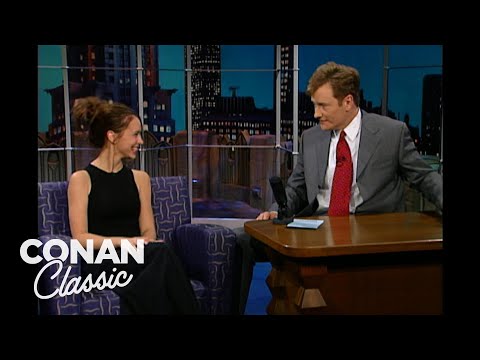 詹妮弗-洛夫-休伊特被抓到在車裡親熱 - "深夜與柯南-奧布萊恩"。 (Jennifer Love Hewitt Got Caught Making Out In A Car - "Late Night With Conan O'Brien")