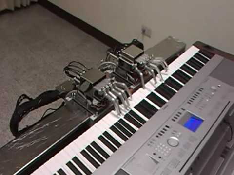 Robô incrível tocando piano - robot incredible playing piano