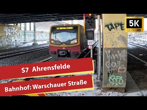 (5K) Einfahrt der S-Bahn Linie S7 am Bahnhof Warschauer Straße