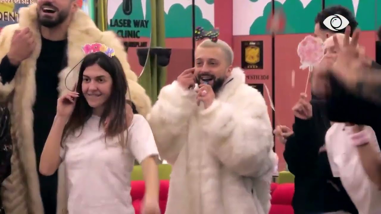 Ndizet atmosfera në shtëpi/ Banorët brohorasin njëzëri vargjet e këngës në karaoke