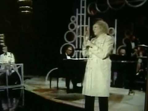 Boogie Woogie Bugle Boy    Patty Andrews.wmv