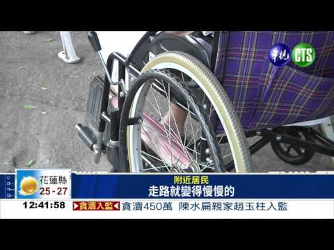 老先生過馬路 推輪椅停路中