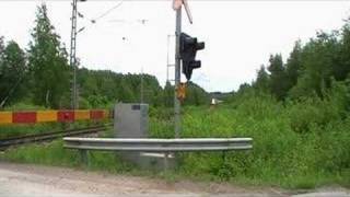 preview picture of video 'InterCity 71 passes Hovisilta level crossing'