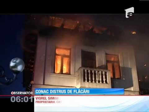 Conac de 100 de ani, mistuit de flăcări