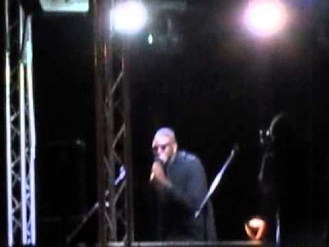 Ben Ofoedu singing" hey whats wrong with you" Phats & Small xmas light switch on