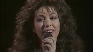 Download lagu Jennifer Rush and Des O'Connor - ,,Power of Love' Duet (Des O'Connor Tonight, 09.11.1988) mp3