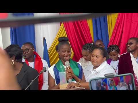 Accueil triomphal d'Abigaïl Alexandre à Jacmel après sa victoire en France à la finale internationale d'eloquentia