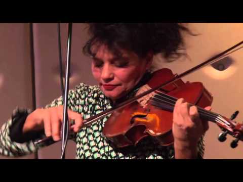 Esther Apituley speelt stuk Hindemith in anderhalve minuut | Schuurshow