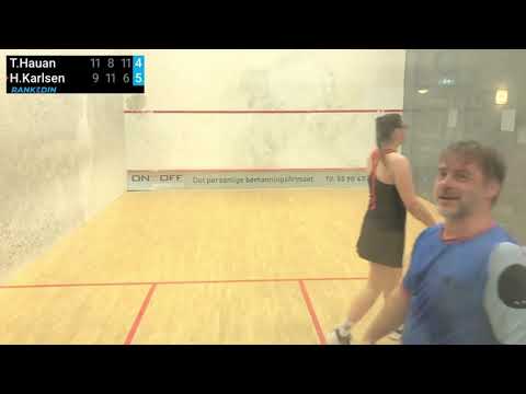 Joey Barrington commentating on a squash tournament Bergen Open 2018