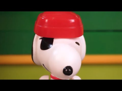 スヌーピー｜ブラックビーグルのショー＆テル｜ブランドニューピーナッツのおもちゃ遊び｜子供のためのおもちゃ (Snoopy | Black Beagle's Show and Tell | BRAND NEW Peanuts Toy Play | Toys for Kids)