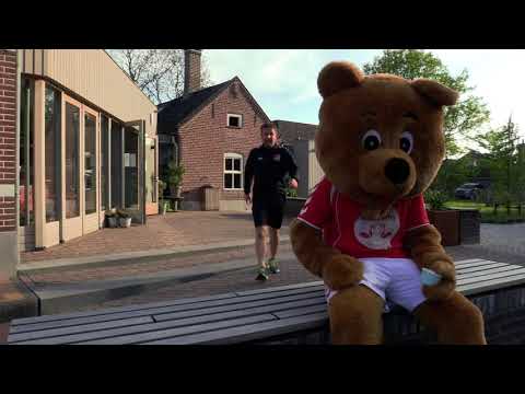 Boyke de beer heeft een verrassing voor alle trainers