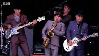 Madness perform &#39;Embarrassment&#39; at Reading Festival 2011 - BBC