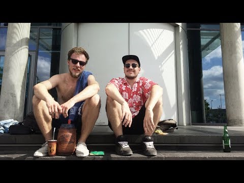 Mayomann & Backfischboy - Hawaiihemd und Flip-Flops
