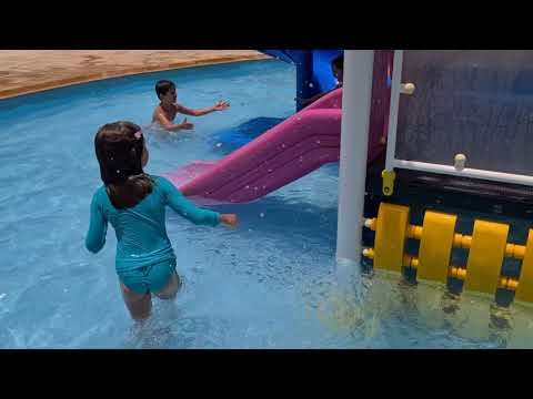 Brincando com amigos na piscina