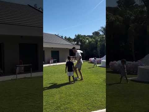 Ele tá vivendo o sonho do ADM: ter uma aula de futebol com o CR7! #shorts