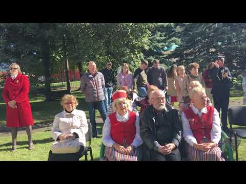 Ühislaul muuseumi õuel Punasel Lagedal 06.10.2018