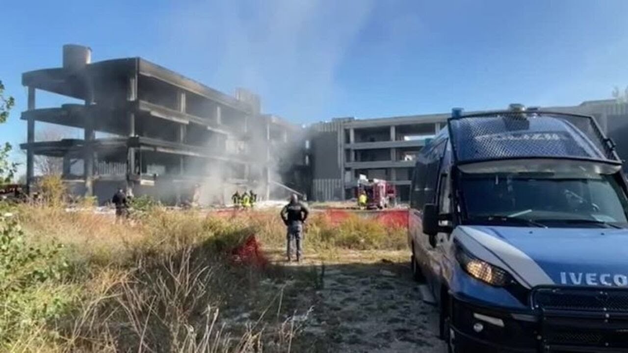 Incendio in un edificio occupato a Roma, ferito un uomo