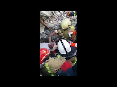 Momenti kur zjarrëfikësit nxjerrin të gjallë 33-vjeçarin nga rrënojat e hotelit në Durrës