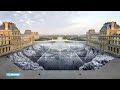 Mysterieus: glazen piramide Louvre lijkt in rotsen weggezakt - RTL NIEUWS