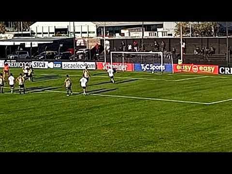 El gol de Walter Acuña para Riestra ante Almirante Brown.