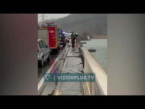 Aksident i rëndë në Vaun e Dejës, makina përfundon në ujë, shpëtojnë mrekullisht tre persona