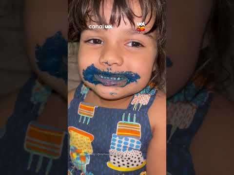 Menininha exagera nos cupcakes coloridos e fica com boca e língua azuis