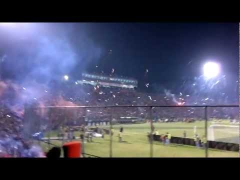 "Hinchada de Cerro Porteño recibiendo a su equipo. Copa Libertadores de America 2011. Semifinales, v" Barra: La Plaza y Comando • Club: Cerro Porteño