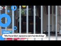 Auto rijdt school binnen tijdens afscheidsmusical