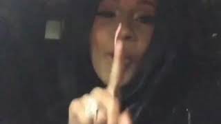Cardi B cantando me subo arriba de la insuperable