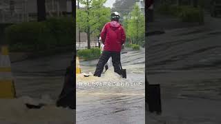 【台風6号】東京・稲城市の交差点でマンホールから水があふれる