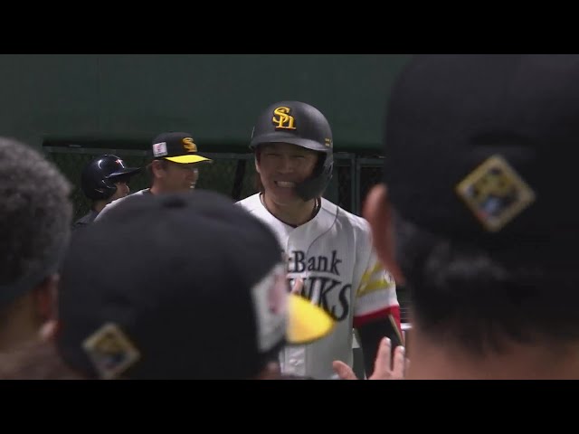【3回裏】絶好調!! ホークス・甲斐拓也 レフトへのソロホームランで反撃の狼煙をあげる!! 2024年3月5日 福岡ソフトバンクホークス 対 東京ヤクルトスワローズ