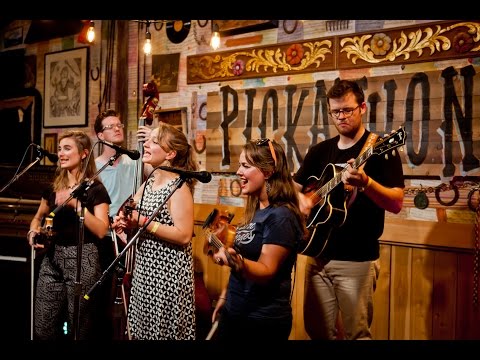 Lucky Barn (S03E04) The Quebe Sisters - Every Which-A-Way @Pickathon 2015
