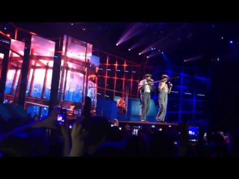 Videoclip de Si tu ne me laisses pas tomber (Live Version) — Les Enfoirés