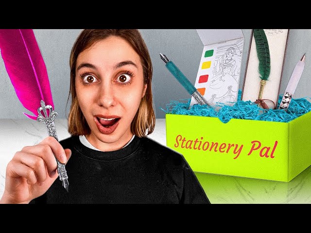 Vídeo relacionado con Pigna x Bridgerton, set de escritura (2 lápices, 1 sacapuntas, 1 goma de borrar y 1 regla), kit de papelería, empaquetado en caja de hojalata