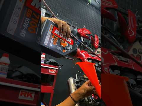 Daripada bingung pilih oli buat motor anda, yuk cobain nih Motul 7100 , best saller di Arcspeedshop