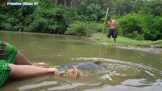 Survival Skills Big Fish attack Girl Aboriginal Gu...