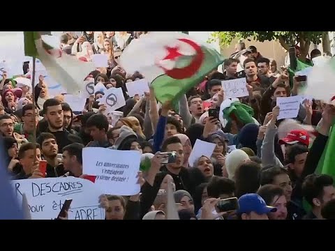 شاهد.. طلاب جزائريون يتظاهرون احتجاجا على ترشح بوتفليقة لعهدة خامسة…