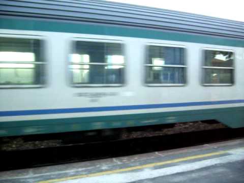 Treno Regionale Per Savona con carrozze mdvc ed E464 in coda
