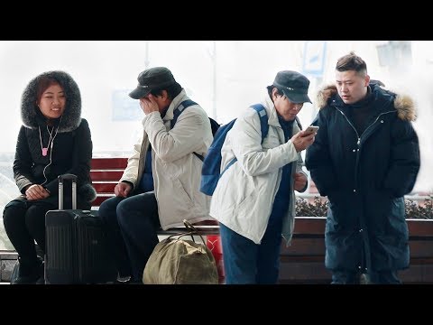 務工老人借手機聯係兒子，聽到電話內容大家卻都哭了！