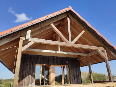 Dom ze słomy - wzmocnienie konstrukcji drewnianej