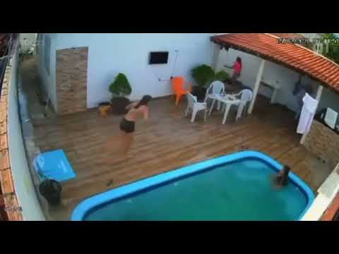 Menina se afoga após ter cabelo sugado por ralo da piscina