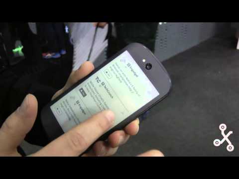 Yotaphone, toma de contacto en video