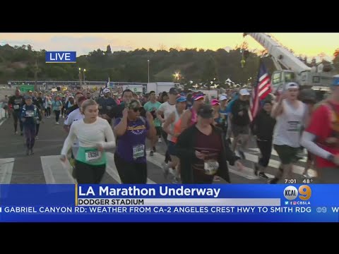 數千名跑者參加洛杉磯馬拉松 "體育場向海 "賽程。 (Thousands Of Runners Participate in LA Marathon’s ‘Stadium To The Sea’ Course)