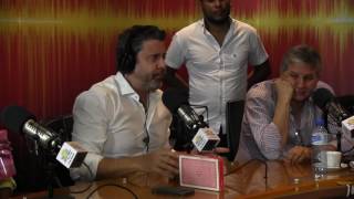 El mago Reynold Alexander presenta su show en escenario 360 y hace magia en cabina