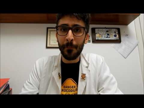 Apparizione di macchie scure su pelle Il pigmentary nota su una palpebra più bassa