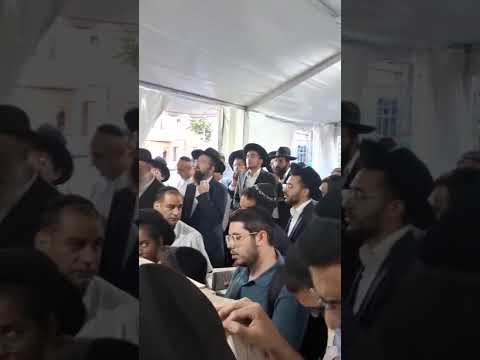 תיעוד מהילולת מרן האור לציון זי"ע מעמד התפילה ע"י נכדו ממשיך דרכו מרן ראש הישיבה שליט"א